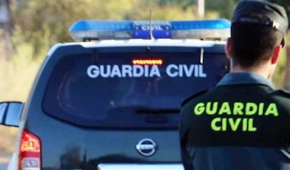 Un guardia civil, en la zona donde fue hallado el cadáver de la vecina de Chapinería.