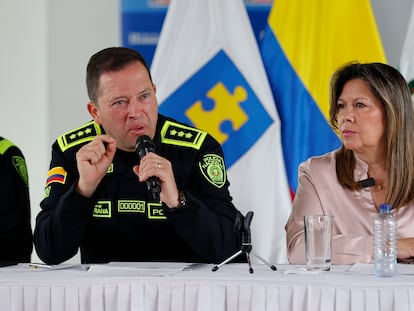 El director general de la Policía, Carlos Fernando Triana, y la fiscal general, Luz Adriana Camargo, este lunes en una rueda de prensa en Bogotá.