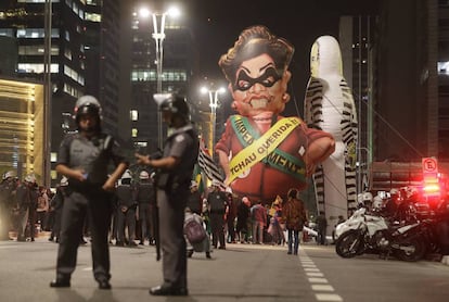 Enquanto manifestantes contrários ao impeachment se reuniam em frente ao MASP para protestar, na avenida Paulista, ao lado, em frente a FIESP, grupo a favor do impeachment comemorava a destituição de Dilma Rousseff com bonecos infláveis, isolados por policiais militares.