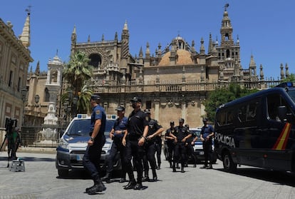 Miembros del Cuerpo Nacional de Policía junto a la Catedral de Sevilla. La presencia policial en los alrededores ha ido aumentando con el paso de las horas.