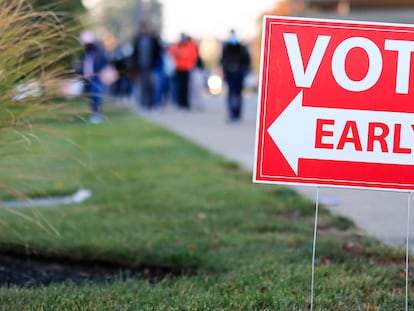 Cartel que indica el acceso a un centro de votación en Noorwood (Ohio).