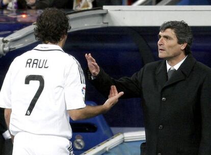Juande saluda a Raúl tras ordenar su sustitución contra el Deportivo.