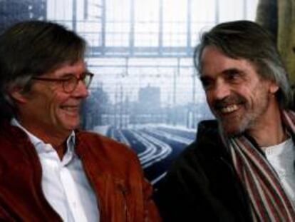 El actor británico Jeremy Irons (d) y el director danés Bille August participan en una rueda de prensa sobre la película 'Night Train to Lisbon' hoy, martes 19 de marzo de 2013, en Lisboa (Portugal). El estreno de la película en Portugal será el 21 de marzo de 2013.