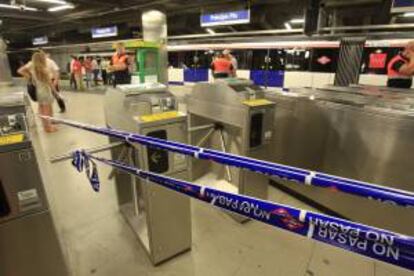 Varios vigilantes de seguridad custodian los accesos al andén de la estación de metro de Príncipe Pío, tras un incidente el año pasado. EFE/Archivo