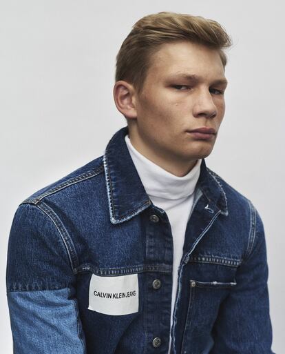 Chaqueta entallada en denim lavado y manga de patchwork sobre jersey de cuello vuelto blanco de inspiración años sesenta.