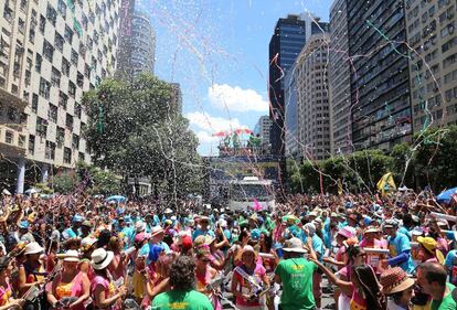 Celebremos neste domingo, portanto, o Rio do carnaval de rua...