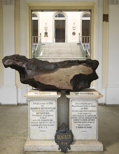 El meteorito de Bendegó, constituido por una masa compacta de hierro y níquel, es el mayor meteorito brasileño y uno de los más grandes del mundo, con un peso de más de cinco toneladas.