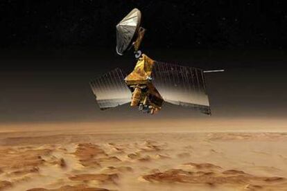 Representación de la sonda <i>Mars Reconnaissance Orbiter</i> sobre la superficie de Marte.