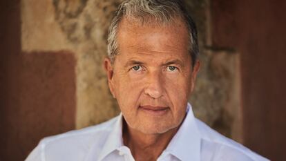 Retrato del fotógrafo Mario Testino.