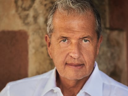 Retrato del fotógrafo Mario Testino.