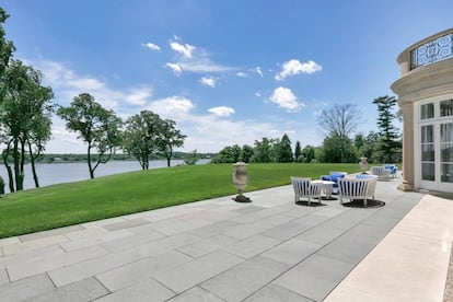 Panorámica de las impresionantes vistas del estuario del río Navesink que ofrece el jardín de la casa.