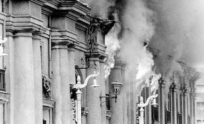 El humo sale del palacio de La Moneda tras ser atacado por los golpistas el 11 de septiembre de 1973.