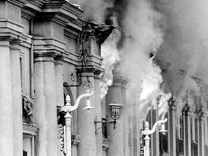 Fotografía de archivo del 11 de septiembre de 1973. El palacio presidencial chileno La Moneda en llamas tras el bombardeo.
