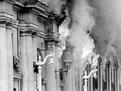 El humo sale del palacio de La Moneda tras ser atacado por los golpistas el 11 de septiembre de 1973.