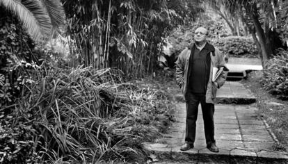 V&aacute;zquez Montalb&aacute;n, en los jardines de plaza de la Universitat de Barcelona, en diciembre de 1997.