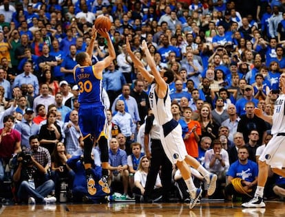 Curry lanza a canasta defendido por José Calderón