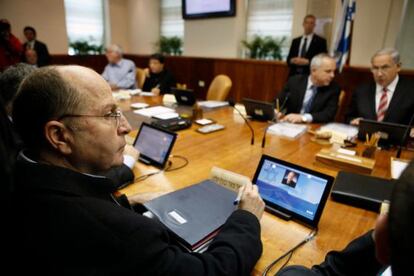 El ministro de Defensa israelí, Moshe Yaalon, sentado a la polémica mesa, en una reciente reunión del gabinete de Netanyahu.