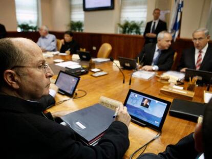 El ministro de Defensa israelí, Moshe Yaalon, sentado a la polémica mesa, en una reciente reunión del gabinete de Netanyahu.