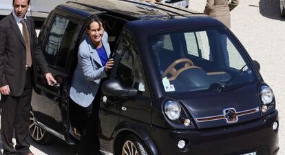 S&eacute;gol&egrave;ne Royal, ministra de Ecolog&iacute;a, con su coche el&eacute;ctrico.