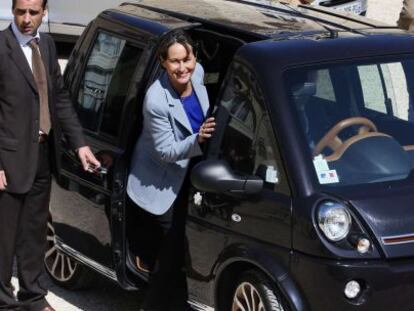 S&eacute;gol&egrave;ne Royal, ministra de Ecolog&iacute;a, con su coche el&eacute;ctrico.