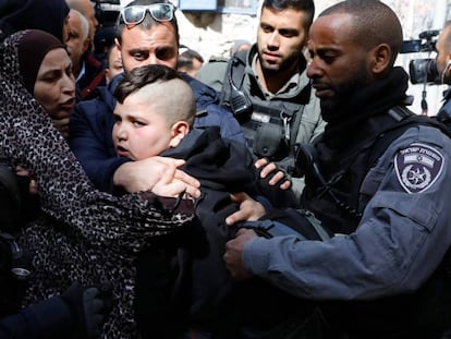 Detención de un palestino en el desahucio de una familia en la Ciudad Vieja de Jerusalén.