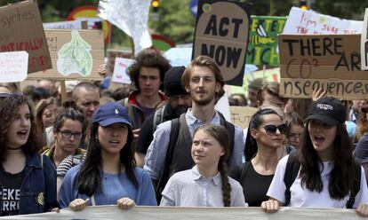 La activista sueca Greta Thunberg (centro), en una manifestación en Austria.