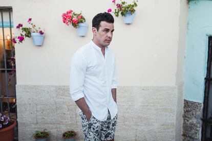 Mario Casas con camisa y bermudas de Springfield.