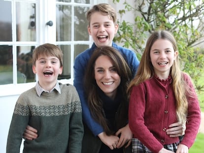 Kate Middleton con sus hijos Jorge, Carlota y Luis, en la imagen editada difundida por el palacio Kensington.