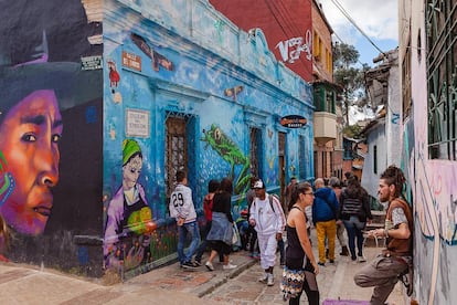 Ambiente en la plaza Chorro de Quevedo, en el corazón de La Candelaria, el barrio colonial de Bogotá.