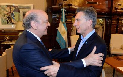 El canciller brasile&ntilde;o, Jos&eacute; Serra, saluda al presidente de Argentina, Mauricio Macri, en la Casa Rosada.