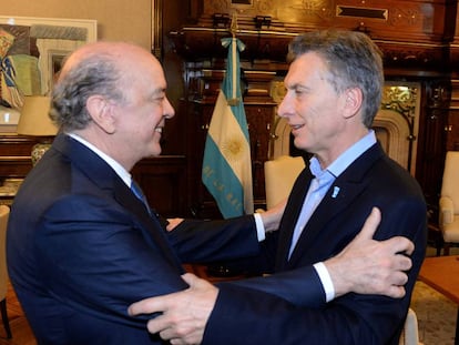 El canciller brasile&ntilde;o, Jos&eacute; Serra, saluda al presidente de Argentina, Mauricio Macri, en la Casa Rosada.