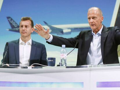 El consejero delegado de Airbus Tom Enders (d), y el presidente de la rama comercial de Airbus Guillaume Faury (i), ayer en Toulouse.