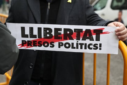 Un hombre defiende la libertad de los &quot;presos pol&iacute;ticos&quot; ante las puertas del Supremo.