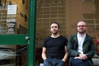 Martín Huberman (Izquierda), impulsor de la Galería Monoambiente, y Carlos Mínguez Carrasco, comisario asociado de Storefront for Art and Architecture, en la entrada de la galería, ubicada a pocos metros de parque de Los Andes en el barrio de Chacarita.