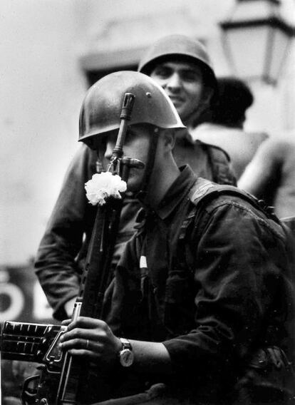 Un soldado con un clavel en su fusil, tras el triunfo del levantamiento.