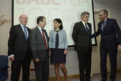 Celebraci&oacute;n de los 125 a&ntilde;os de Bab&eacute;. De izquierda a derecha, Jaume Llopis, consejero externo; Abel Caballero, alcalde de Vigo; Cristina Gonz&aacute;lez-Bab&eacute;, directora general; Javier Gonz&aacute;lez-Bab&eacute;, presidente, y Francisco Conde L&oacute;pez, consejero de Econom&iacute;a de la Xunta de Galicia.