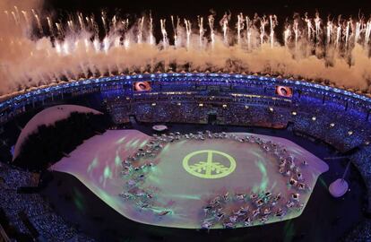 Unos espectaculares fuegos artificiales han dibujado la palabra 'Rio' sobre el cielo de la ciudad. En el centro del estadio, un símbolo integra el tradicional de la paz con un motivo vegetal en señal de respeto al medioambiente. La ceremonia, diseñada por Fernando Meirelles, ha alertado sobre los riesgos de la subida de la temperatura global, la desaparición del casquete polar ártico y el ascenso del nivel del mar.