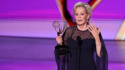 Jean Smart recoge su premio como mejor actriz de comedia por 'Hacks', en los premios Emmy de 2024, celebrados en Los Ángeles, California, el 14 de septiembre de 2024.