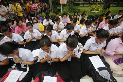 Estudiantes tailandeses rezan, este miércoles, por su rey Bhumibol Adulyadej frente al Hospital Siriraj de Bangkok.