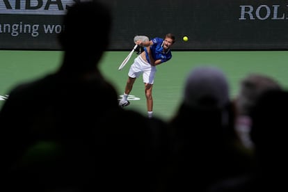 El ruso Daniil Medvedev realiza un servicio durante la final de Indian Wells frente a Carlos Alcaraz. 