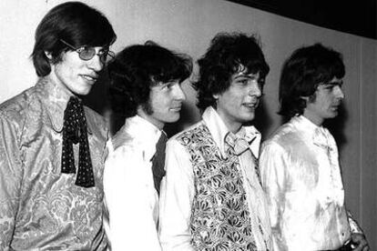 De izquierda a derecha, Roger Waters (bajista), Nick Mason (batería), Syd Barrett (guitarra) y Rick Wright (teclista).