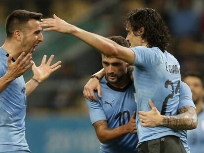 Los uruguayos celebran el gol de Cavani.