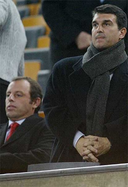 El presidente del F.C. Barcelona, Joan Laporta, y Sandro Rosell, en el palco del Camp Nou.