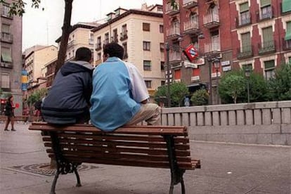 Dos jóvenes magrebíes, en la madrileña plaza de Lavapiés.