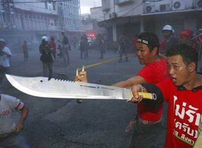 Partidarios del primer ministro tailandés, durante los enfrentamientos contra opositores al Gobierno, cerca de la sede del Ejecutivo en Bangkok.