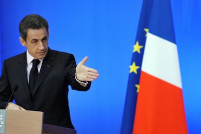 El presidente francés, Nicolas Sarkozy, pronuncia un discurso ante un foro económico en París.