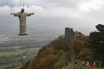 Una réplica de once metros de altura del brasileño Cristo Redentor del Corcovado es instalado con un helicóptero en un monte de la localidad de Pfaefers (Suiza) con motivo de una feria de arte celebrada en la región.