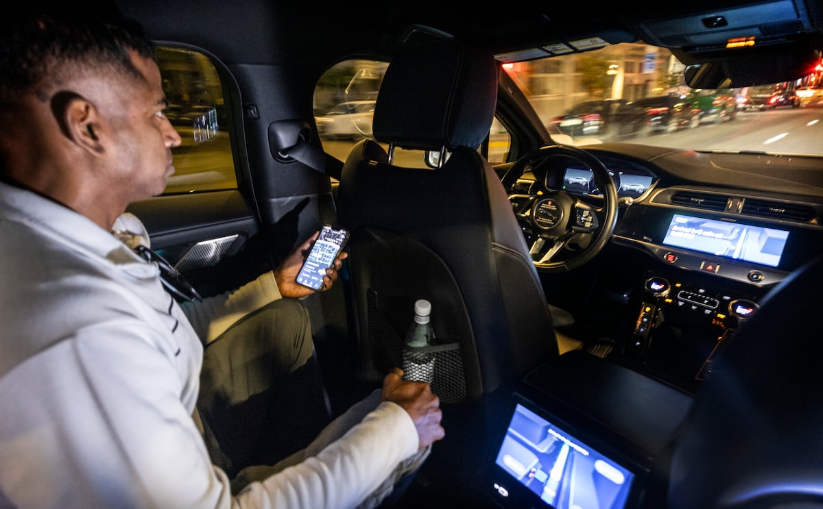 Robotaxis: viaje en un coche sin conductor por el centro de San ...