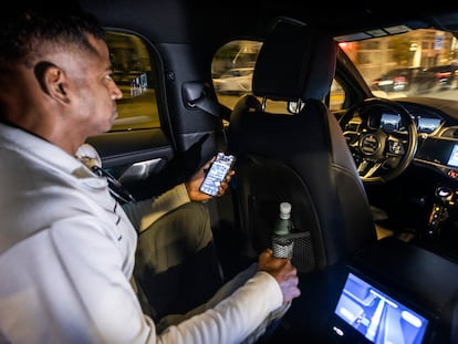 Elango, a 52-year-old Californian, uses a driverless vehicle from the Waymo company for the first time in downtown San Francisco.