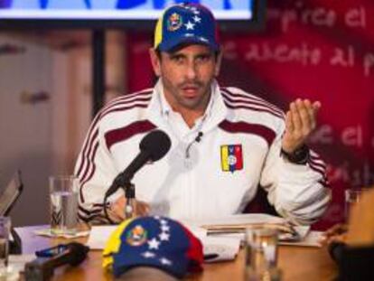 El líder de la oposición venezolana, Henrique Capriles, habla durante la grabación de su programa de televisión que es transmitido por Internet, hoy, martes 18 de junio de 2013, en Caracas (Venezuela).